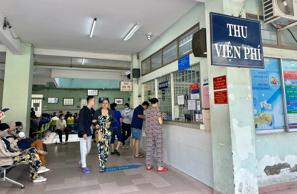 người dân đóng bảo hiểm y tế