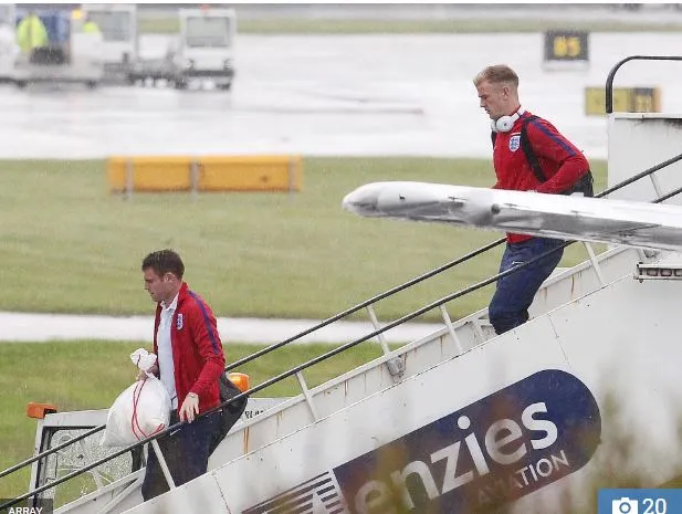 Các cầu thủ Anh trở về nhà trong một buổi chiều mưa tầm tã...