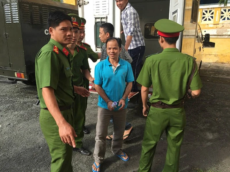 Bị cáo Minh từ trên xe bước xuống