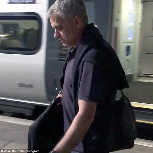 Mourinho trở lại Manchester, chính thức bắt tay vào công việc ảnh 4