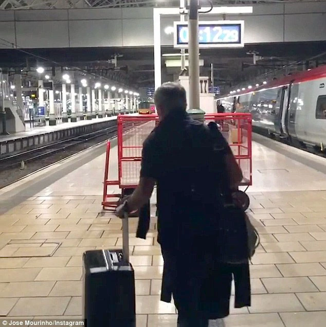 Mourinho trở lại Manchester, chính thức bắt tay vào công việc ảnh 5