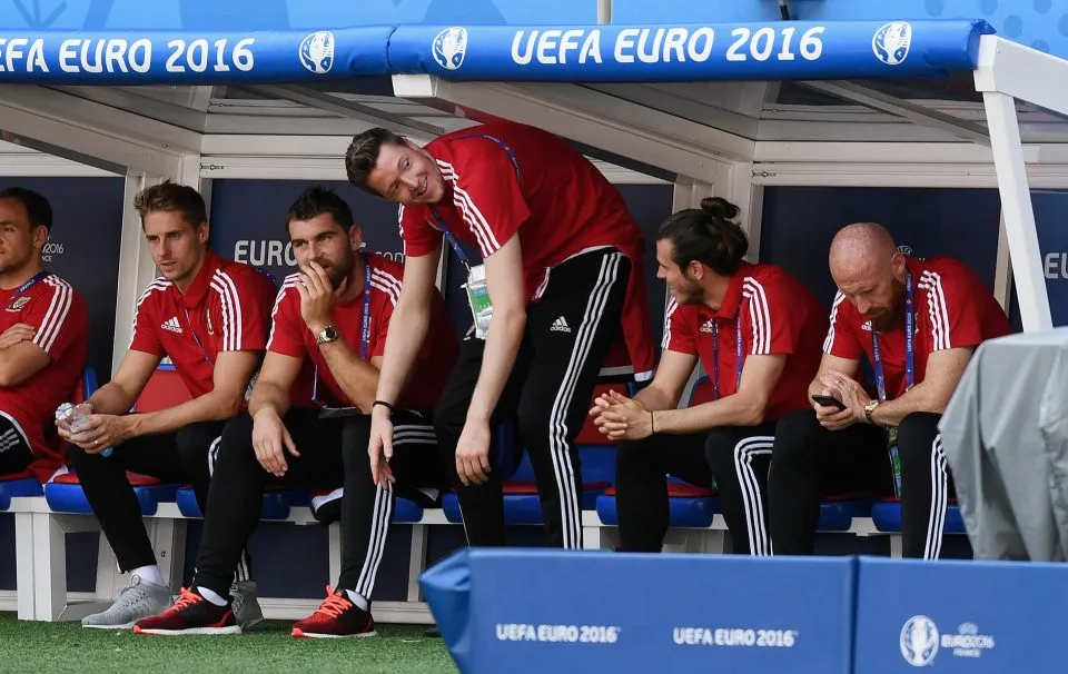 Hình ảnh vui nhộn của Hennessey qúa cao lớn so với mái che của hàng ghế ban huấn luyện