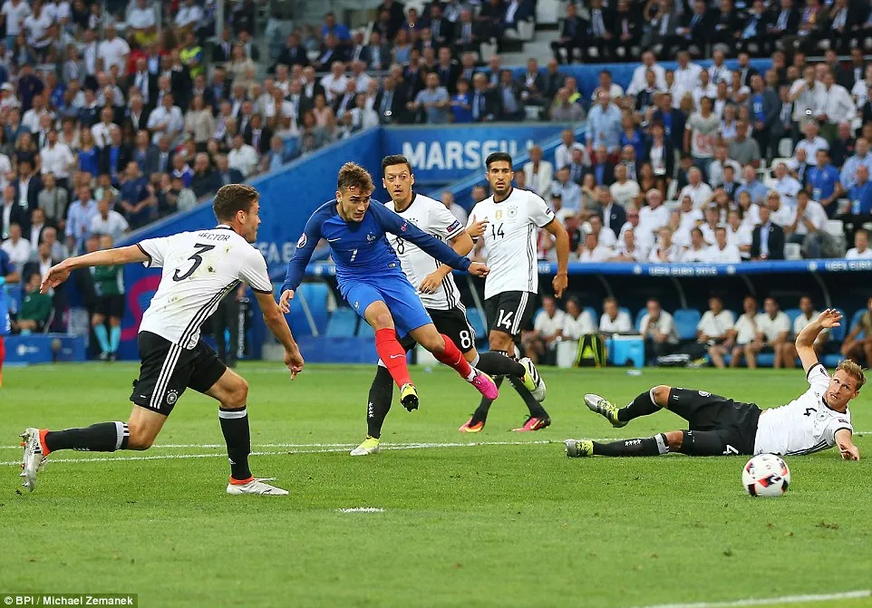 Griezmann lập kỷ lục ghi nhiều bàn thắng nhất lịch sử Euro ảnh 3 Pha bóng uy hiếp khung thành tuyển Đức của Griezmann