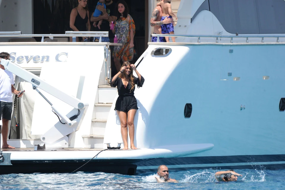 Cô bạn gái, mẹ của hai con trai Messi