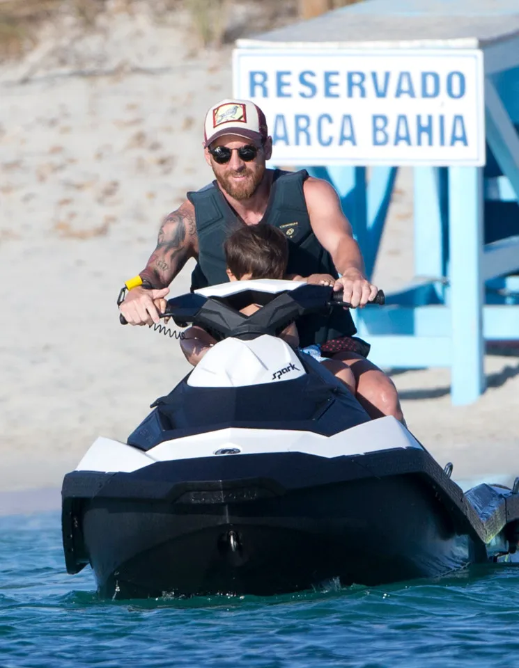 Messi rất dễ thương khi đề nghị đưa Fan này trở lại bờ biển bằng xe trượt nước cao tốc của mình