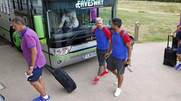 Messi xóa bỏ những ngày dài u ám bằng kiểu tóc mới ảnh 4 Trên đường vô trung tâm huấn luyện