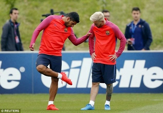 Messi xóa bỏ những ngày dài u ám bằng kiểu tóc mới ảnh 8 Cùng nhau chia sẻ những khó khăn