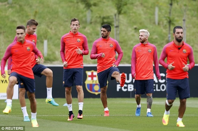 Messi xóa bỏ những ngày dài u ám bằng kiểu tóc mới ảnh 15 Những bước chân khởi động của Suarez