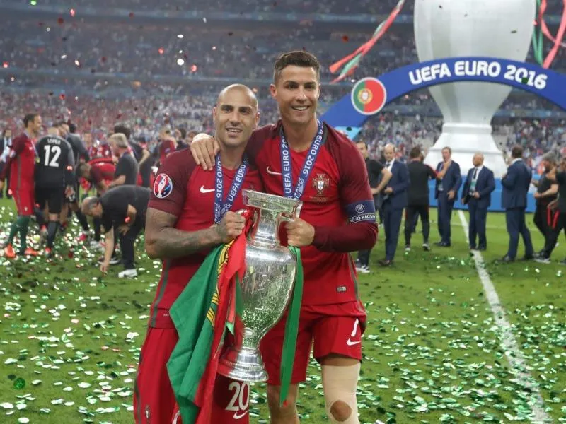 CR7 và chiếc cup Euro danh giá