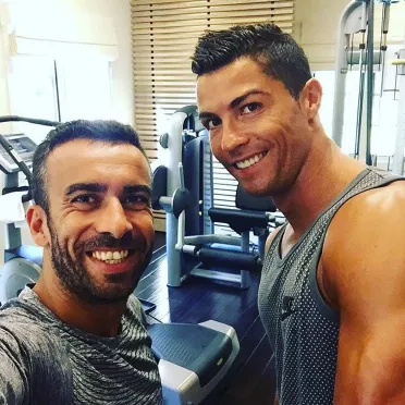 Ronaldo "tự sướng" với một fan trong phòng tập