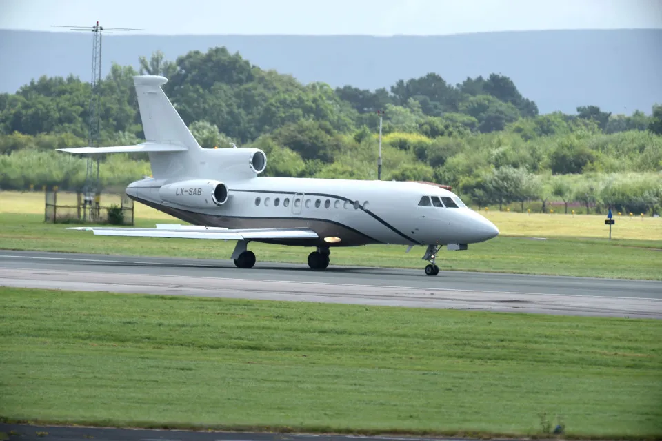 Chiếc máy bay riêng Pogba và mẹ hạ cánh xuống Manchester 