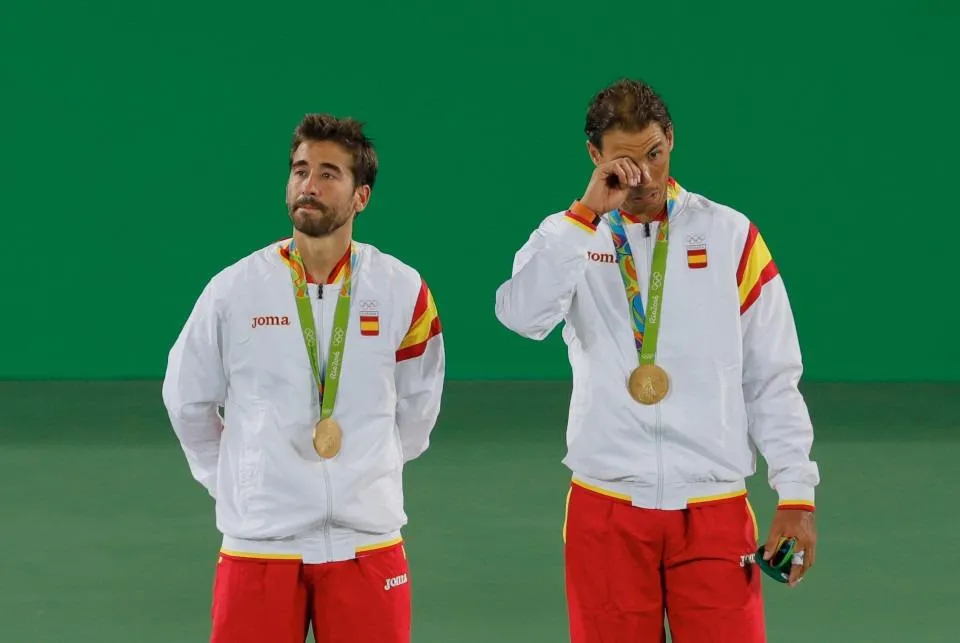 Nadal nhanh chóng lau đi giọt nước mắt của mình trong buổi lễ trao huy chương khi bài quốc ca của Tây Ban Nha vang lên