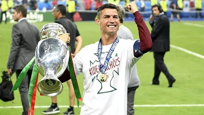 Ronaldo được vinh danh là 'Cầu thủ xuất sắc nhất châu Âu' ảnh 4