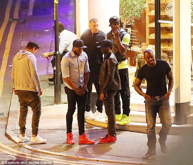 Mario ngâm ngùi chia tay bạn bè để đến Pháp