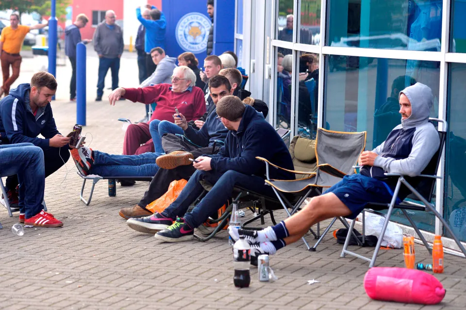 Fan Leicester xếp hàng 14 giờ để mua một vé xem Champions League 