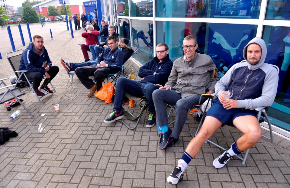 Fan Leicester xếp hàng 14 giờ để mua một vé xem Champions League 