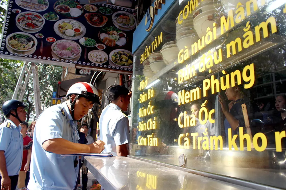Ông Hải xử lý hàng loạt nhà hàng lấn chiếm vỉa hè ảnh 7