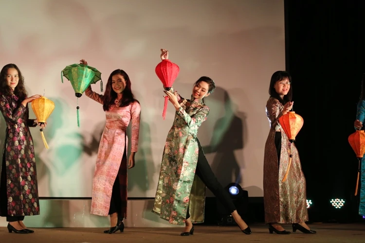 Đoàn Việt Nam mang thông điệp hòa bình lên đoàn tàu Đông Nam Á ảnh 4 Đoàn Việt Nam mang thông điệp hòa bình lên đoàn tàu Đông Nam Á ảnh 4