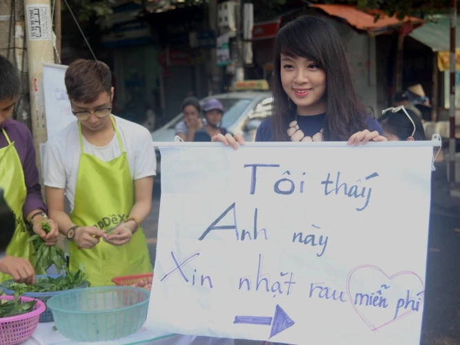 Vua đầu bếp và dàn trai trẻ nhặt rau khuấy đảo chợ phố ảnh 1