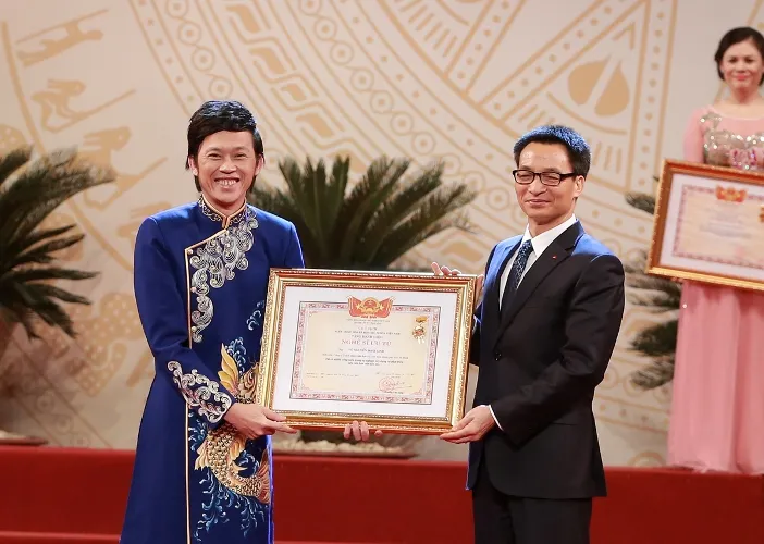 Nghệ sĩ Hoài Linh nói gì trong ngày nhận danh hiệu NSƯT? ảnh 1