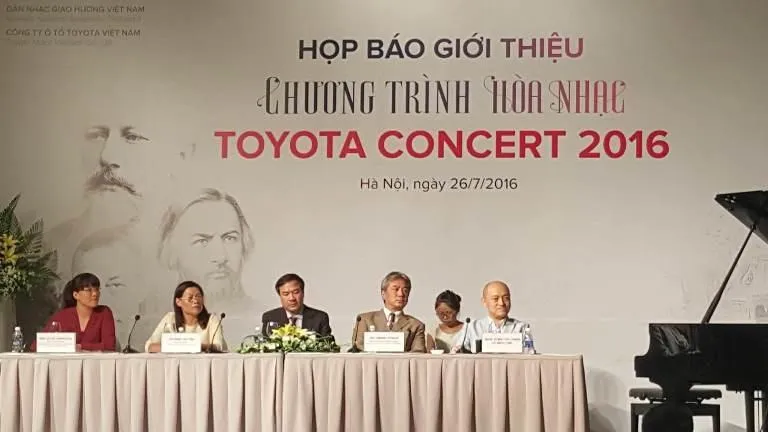 Ban tổ chức trả lời các câu hỏi của báo giới.