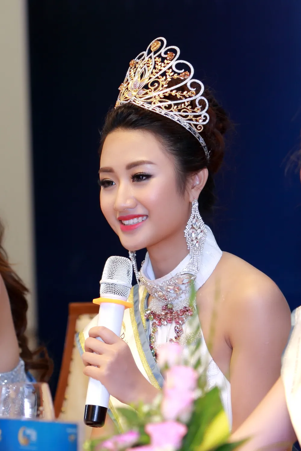 Hoa hậu Trần Thị Thu Ngân tại buổi họp báo.