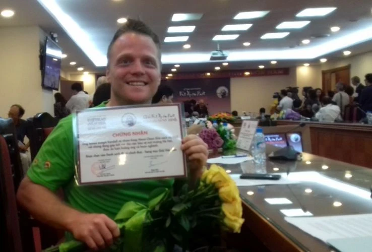 Ông Tây dọn rác ở Hà Nội đạt giải Vì tình yêu Hà Nội ảnh 1