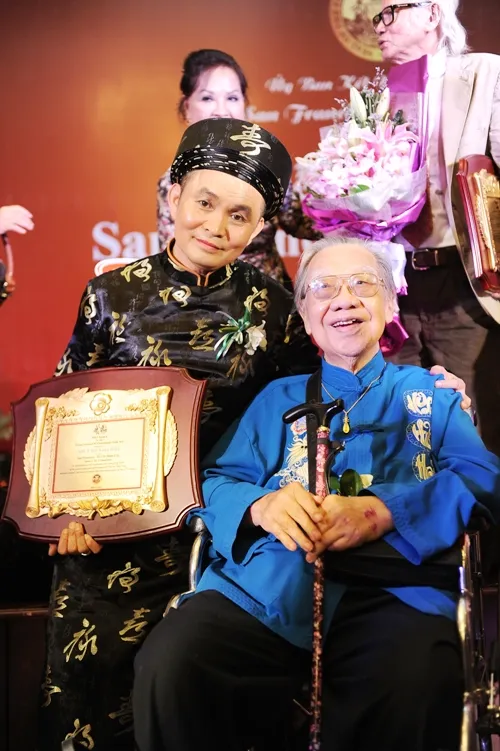 Xuân Hinh trong lần nhận danh hiệu nghệ sĩ.