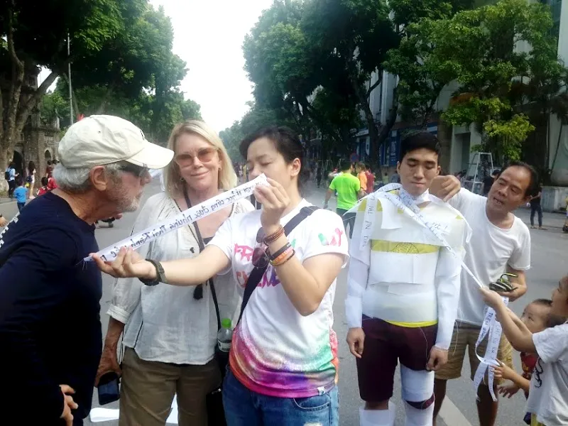 Phố đi bộ xao động vì 'xác sống' truyền thông điệp