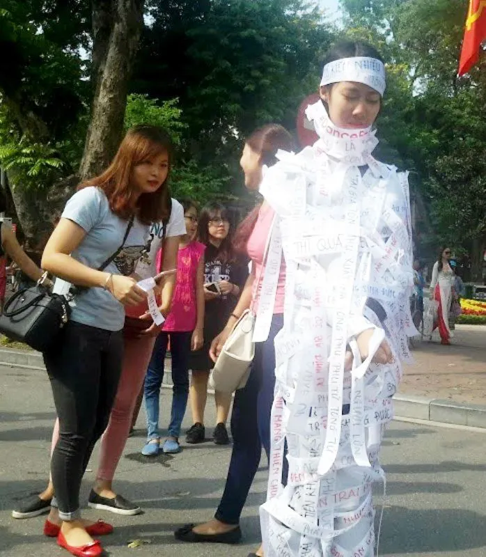 Phố đi bộ xao động vì 'xác sống' truyền thông điệp