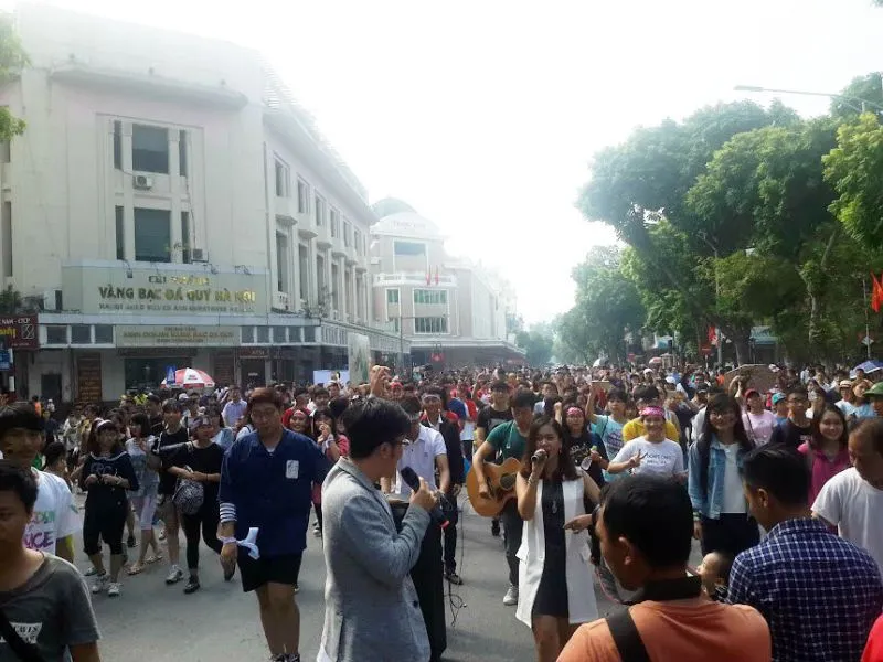 Phố đi bộ xao động vì 'xác sống' truyền thông điệp