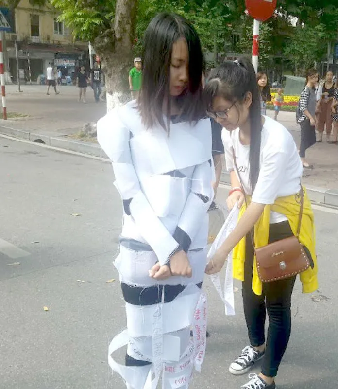 Phố đi bộ xao động vì 'xác sống' truyền thông điệp