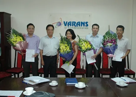 Ông Vương Hữu Tấn trong một lần trao quyết định bổ nhiệm cán bộ tại Cục AT&BXHN. Ảnh Cục AT&BXHN. 