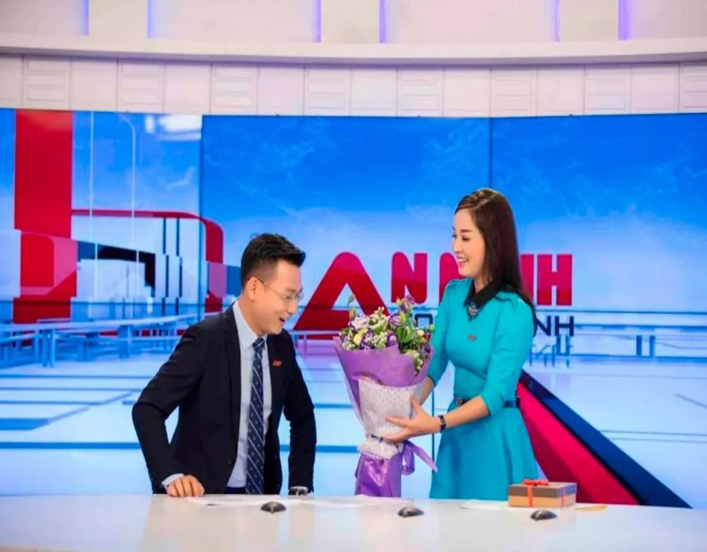 MC Minh Hương 'phá lệ' tặng quà nam MC ngày valentine ảnh 1 Minh Hương tặng hoa cho Thế Cương