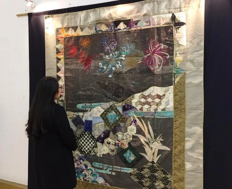 Một người xem bên tác phẩm “Hòa quyện”.