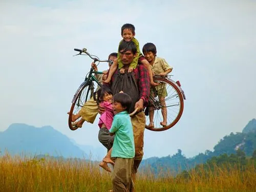 Một cảnh trong phim Cha cõng con 