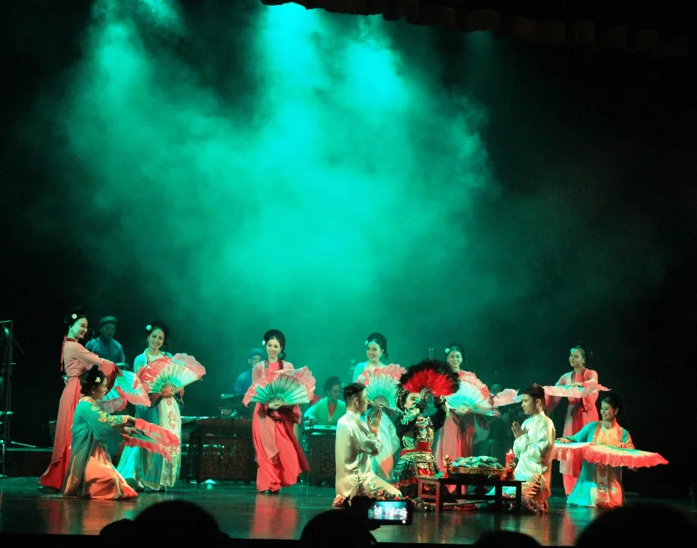 Tiết mục hát chầu văn Cô bé Đông Cuông được biểu diễn lấy ý kiến. 