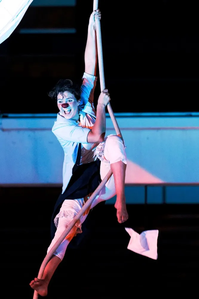 Hề xiếc của Pháp 'khuấy đảo' quanh hồ Gươm ảnh 1