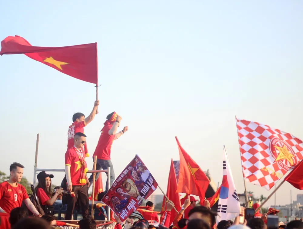 Cổ động viên Việt Nam: ‘Thái Lan ơi xưa rồi’ ảnh 2 Cổ động viên Việt Nam: ‘Thái Lan ơi xưa rồi’ ảnh 2