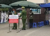 Nhà mạng gửi tin nhắn tới 18.000 người khám ở Bạch Mai ảnh 2 Chùm ảnh: Phong tỏa, thắt chặt giám sát y tế ở BV Bạch Mai