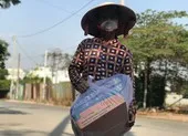 Chia sẻ thực phẩm mùa dịch: Ai cần cứ đến lấy ảnh 8 'Tôi có thể yên tâm không đói vì đã có thùng mì tôm, bao gạo!'
