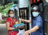 Chị Ngờ thốt lên bất ngờ khi nhận quà trong dịch COVID-19 ảnh 3 Hàng ngàn người bán vé số, khó khăn được hỗ trợ