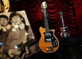 Ghi ta điện của The Beatles bán gần nửa triệu USD
