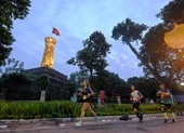 Hoa hậu Mai Phương Thúy sải bước trên đường chạy ảnh 3 Giải chạy 'Đón bình minh-Chào bình thường mới' diễn ra lúc 0g