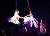 65 năm Liên đoàn Xiếc Việt Nam: Xúc động và tự hào ảnh 3 Khi nghệ sĩ cải lương vừa hát, vừa đu dây trên sân khấu xiếc