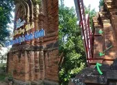 Khoan, đục tháp cổ để treo... bảng quảng bá du lịch