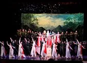 Lấy vở opera Lá đỏ đọ với Lạc trôi Sơn Tùng
