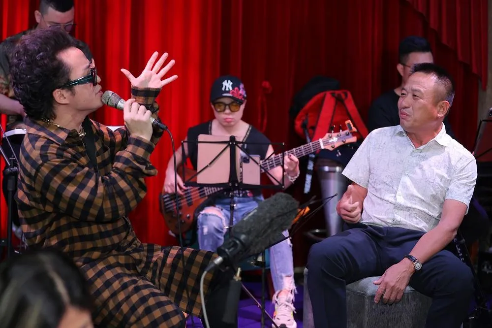 Ca sĩ Tùng Dương thể hiện ca khúc. Ảnh: Hòa Nguyễn Ca sĩ Tùng Dương thể hiện ca khúc. Ảnh: Hòa Nguyễn