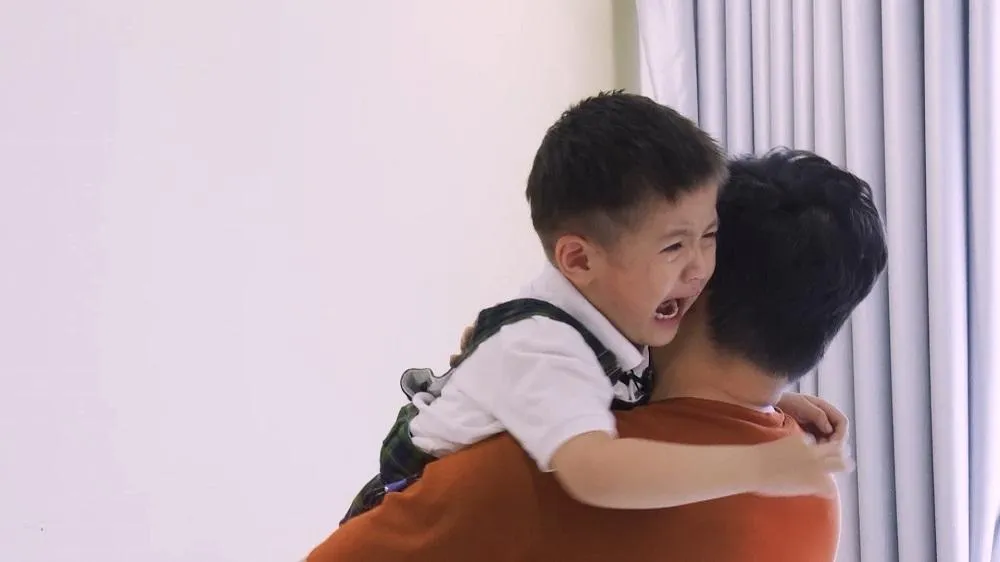 Các ông bố phải đánh vật với các nhóc tì. Ảnh: NSX Các ông bố phải đánh vật với các nhóc tì. Ảnh: NSX