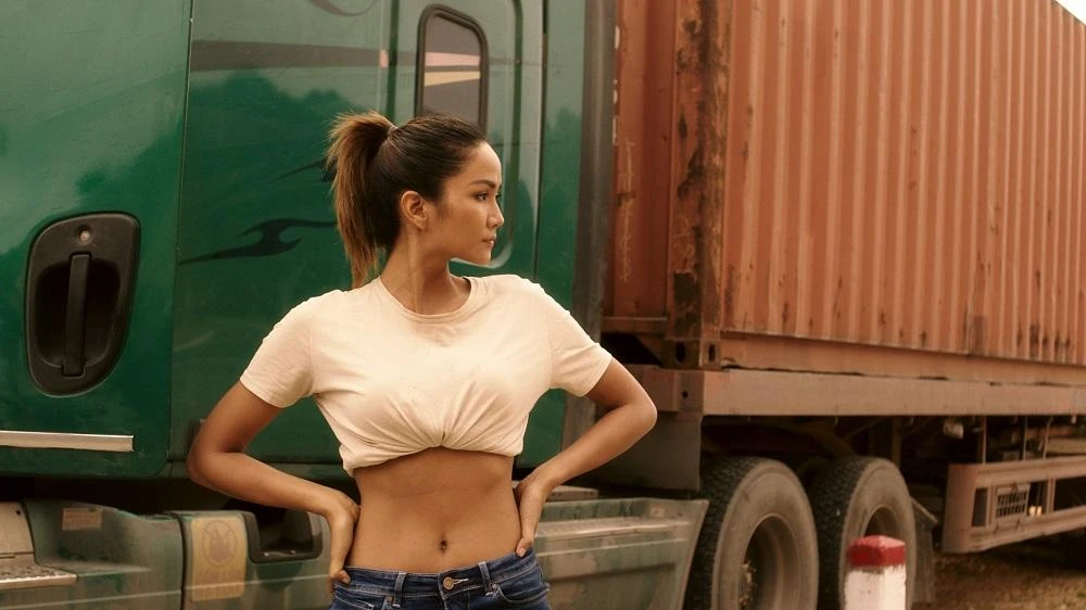 H'Hen Niê rũ bỏ hình tượng lộng lẫy thường ngày trên sàn diễn. Ảnh: NSX